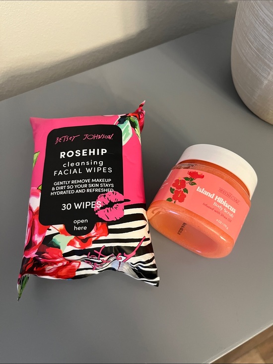 Betsey Johnson Accessories - Betsey Johnson Rosehip Facial Wipes/Hibiscus Body Scrub